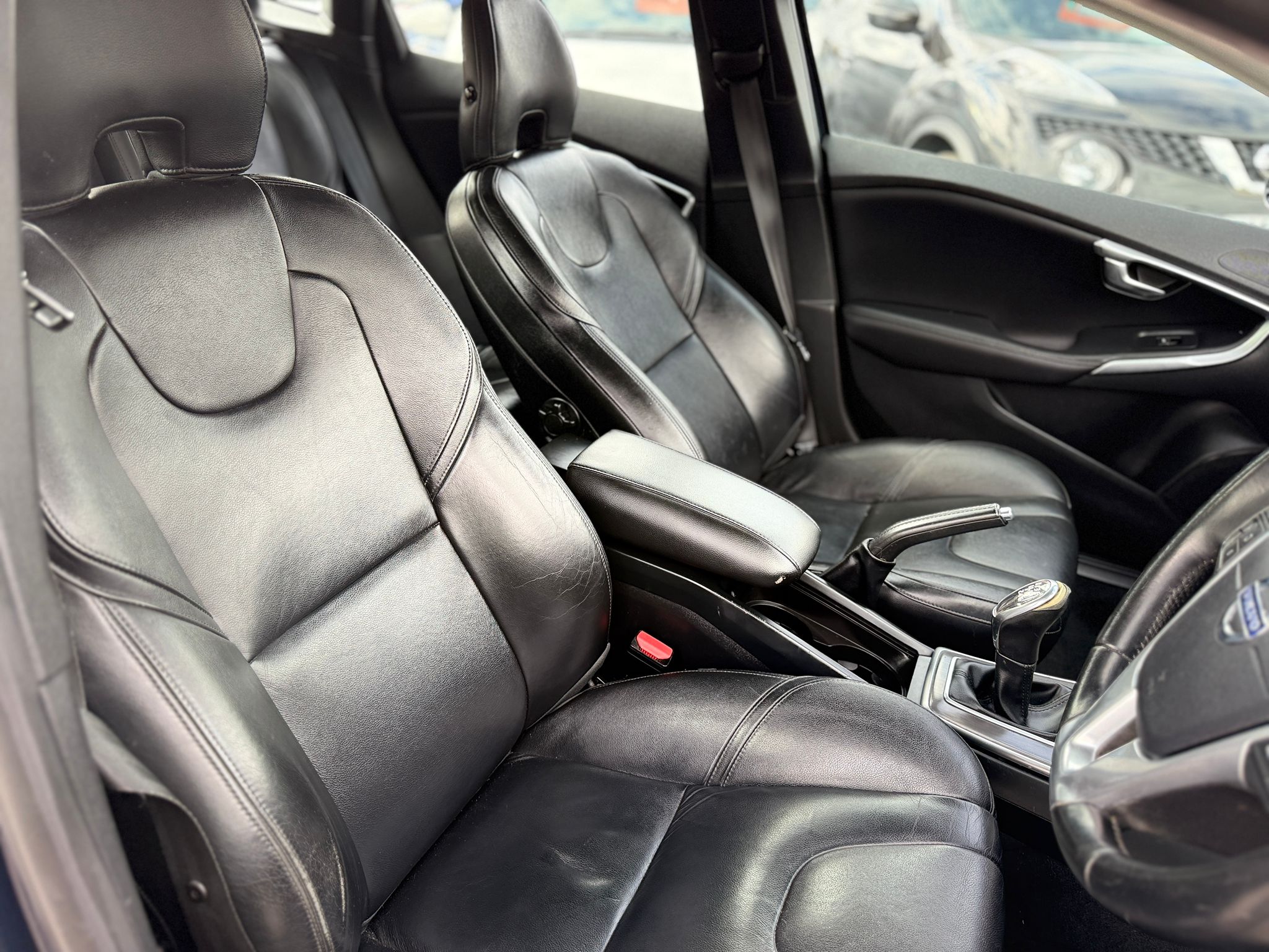 2014 Volvo V40 SE Lux – 1.6 D2 Diesel (115 PS) – 5dr Hatchback