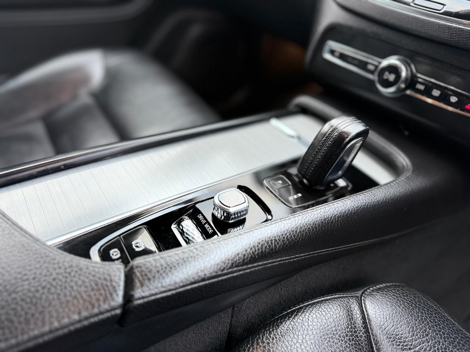 Volvo XC90 Momentum 2021