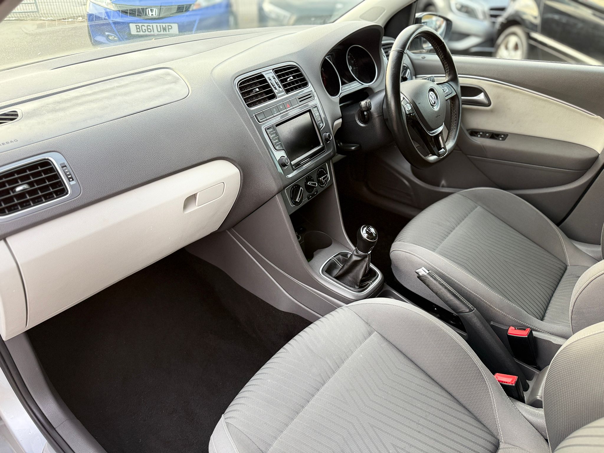 Volkswagen Polo SE Design (2015)