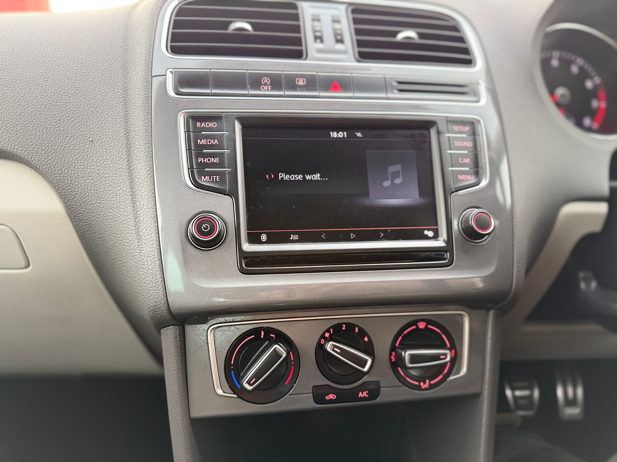 Volkswagen Polo SE Design (2015)