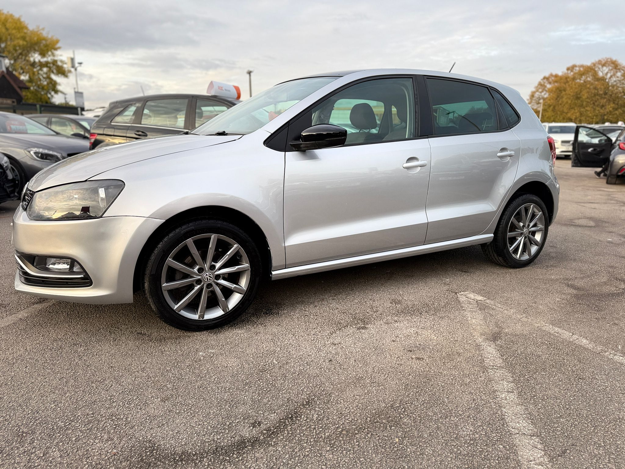 Volkswagen Polo SE Design (2015)