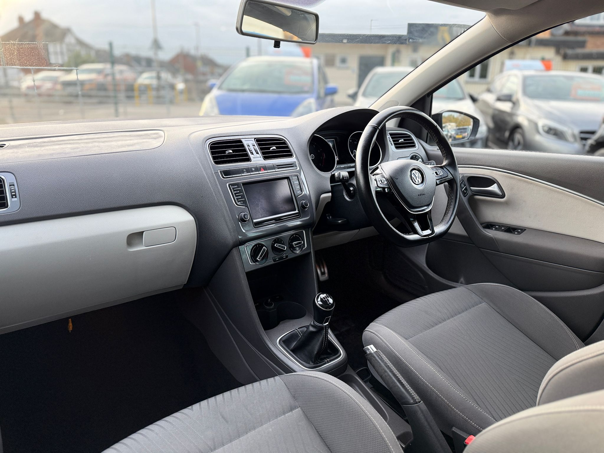 Volkswagen Polo SE Design (2015)