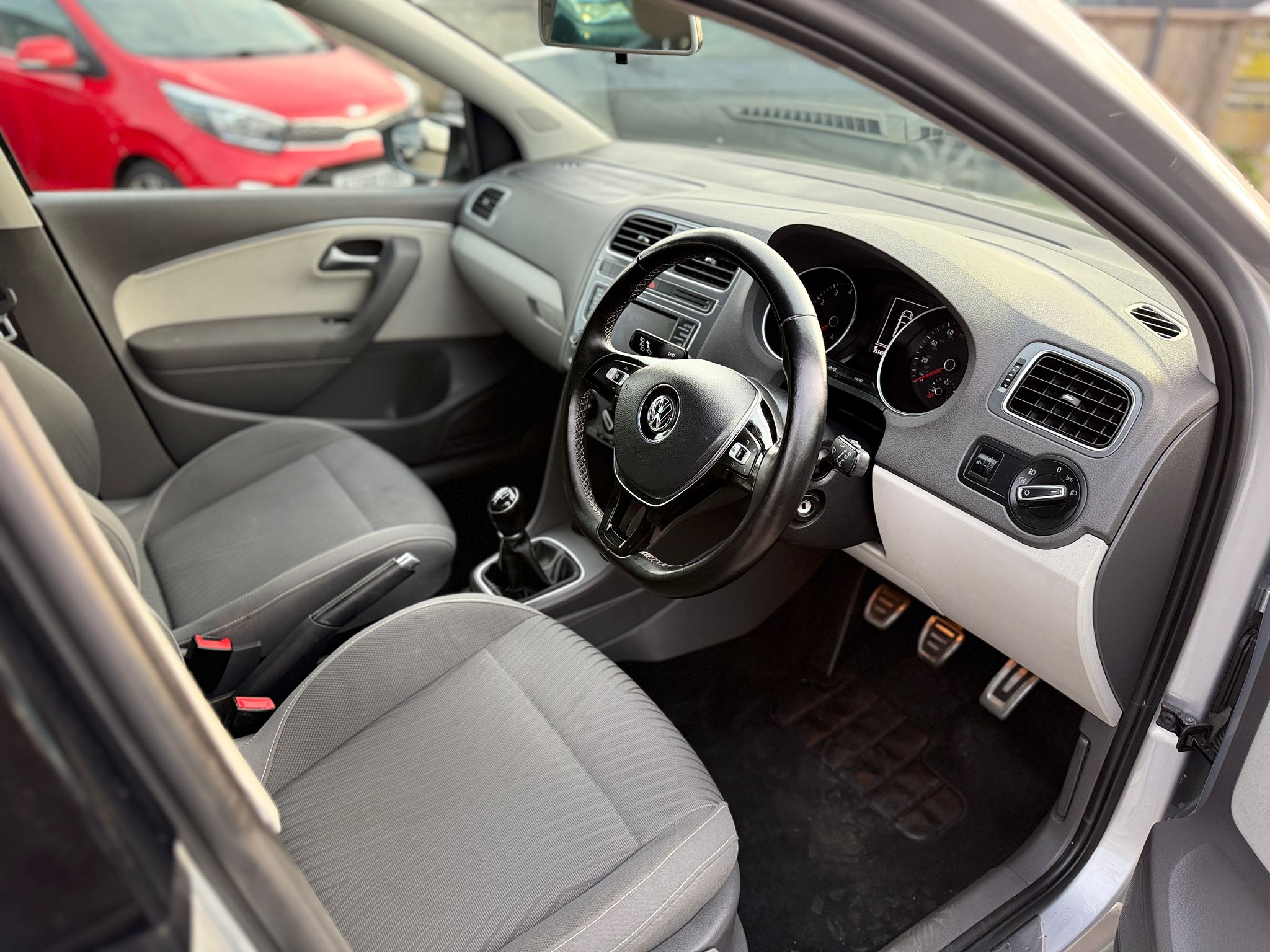 Volkswagen Polo SE Design (2015)