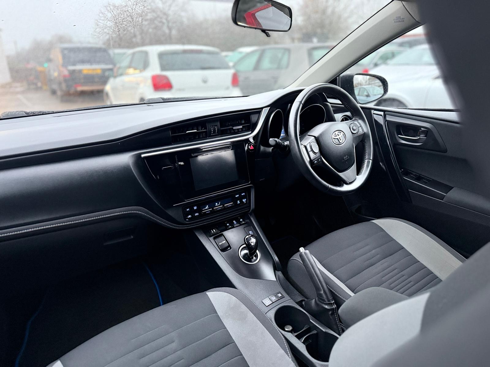 Toyota Auris 2015 Automatic Hybrid