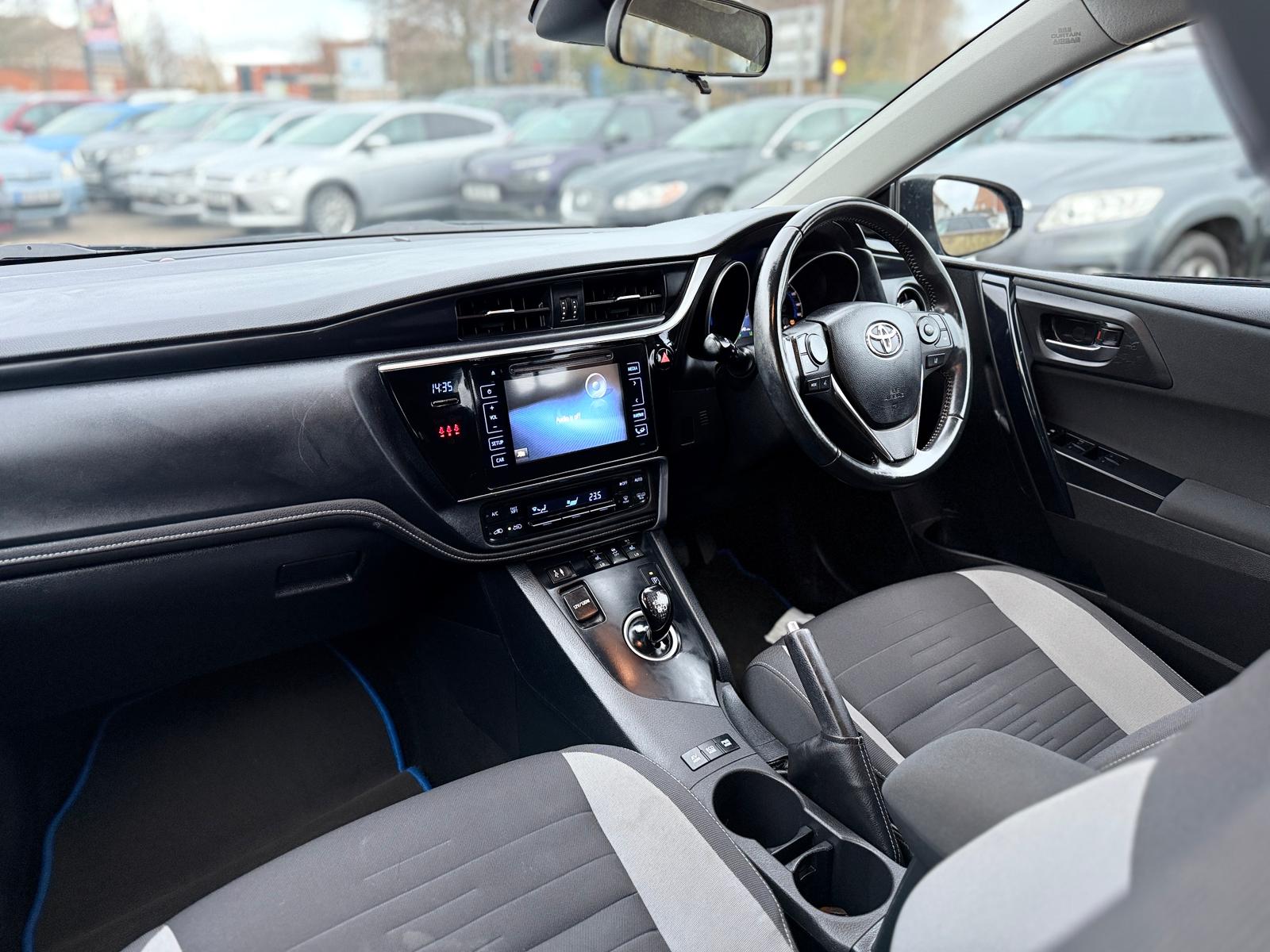 Toyota Auris Business Edition 2017 Automatic Hybrid