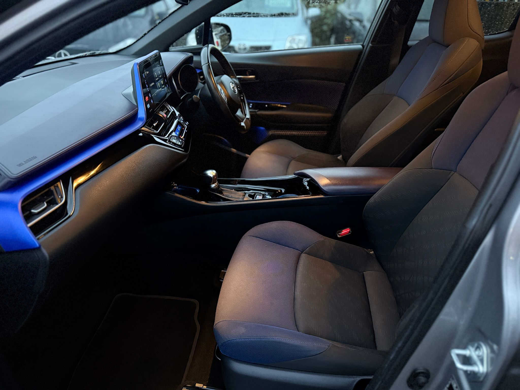 Toyota C-HR Dynamic 2017 Hybrid Automatic