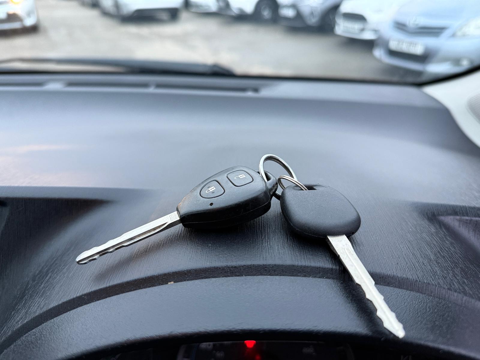 Toyota Yaris Icon Plus 2014 Hybrid Automatic