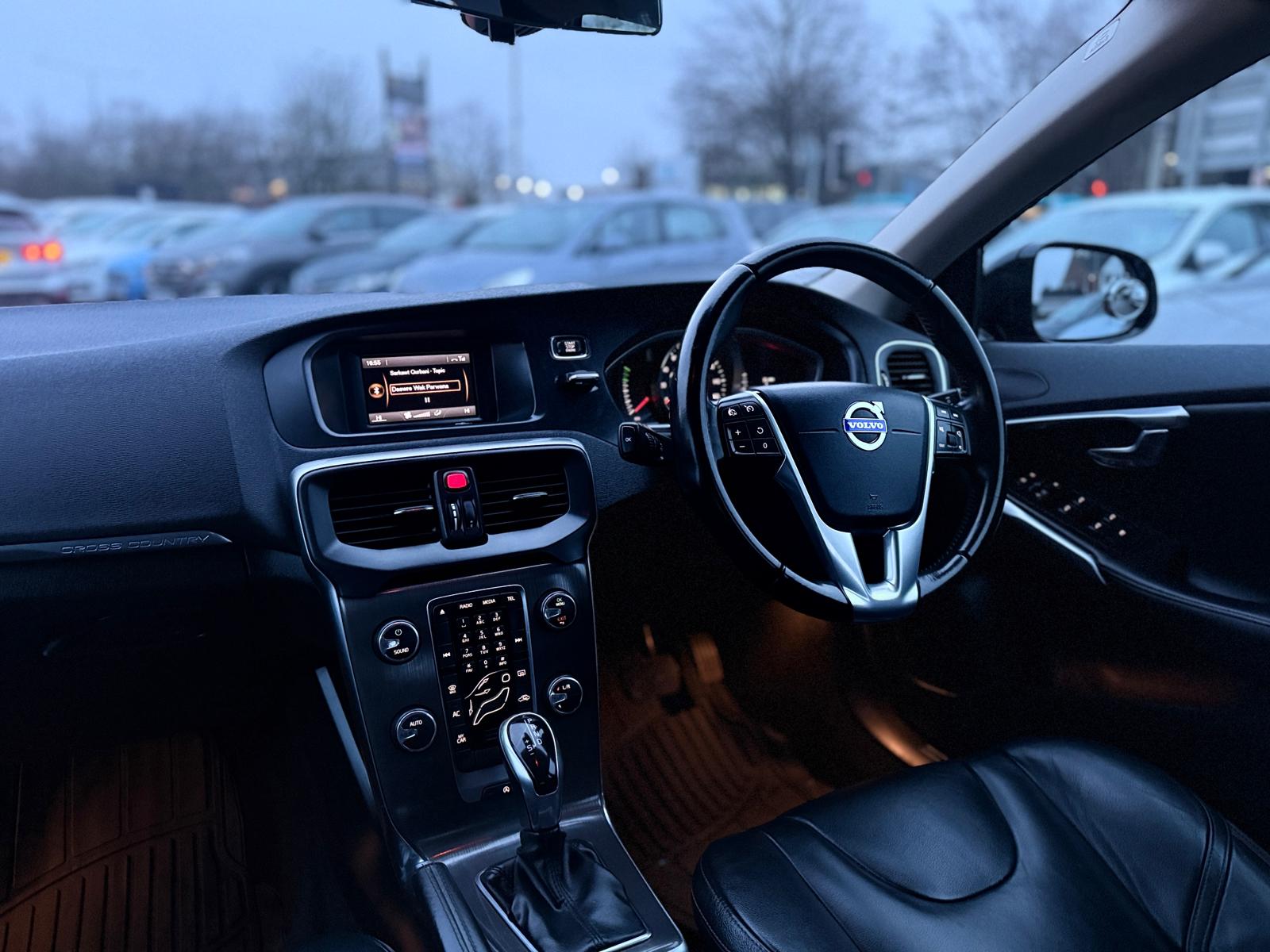 Volvo V40 Cross Country Lux 2014 1.6 D2 Lux Automatic