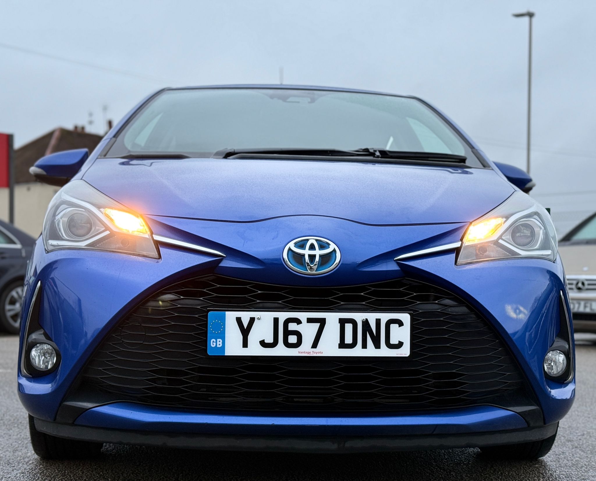 Toyota Yaris Design 2018 Hybrid Automatic