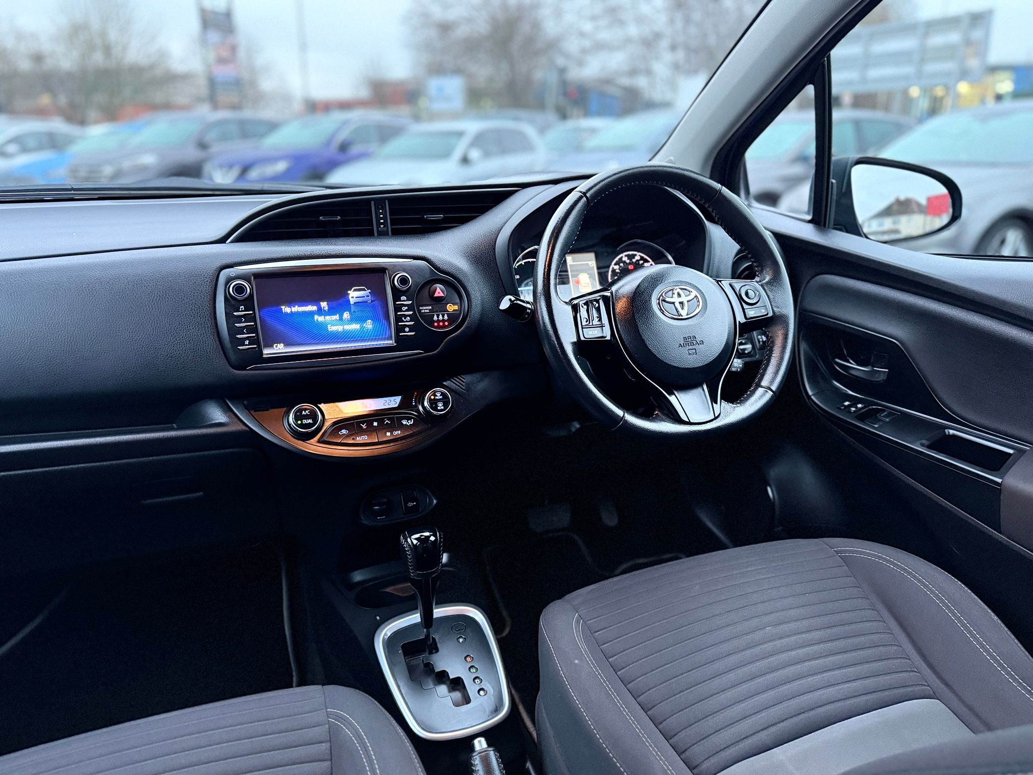 Toyota Yaris Design 2018 Hybrid Automatic