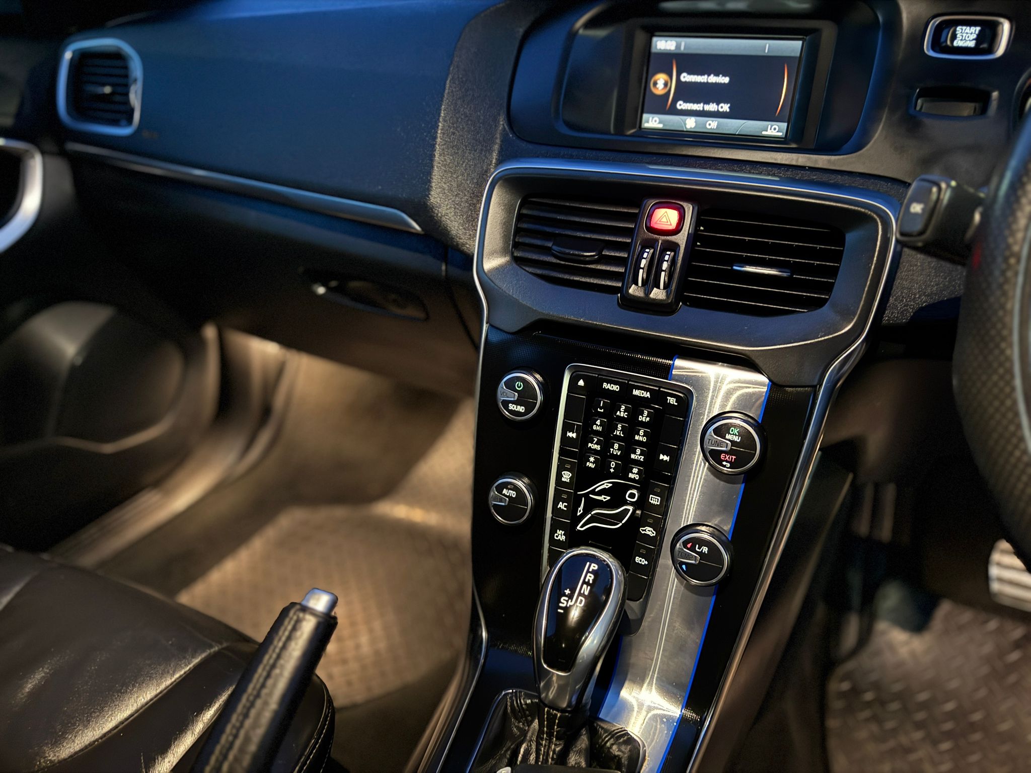 Volvo V40 R-Design Lux 2015 2.0 D2 R-Design Lux Automatic