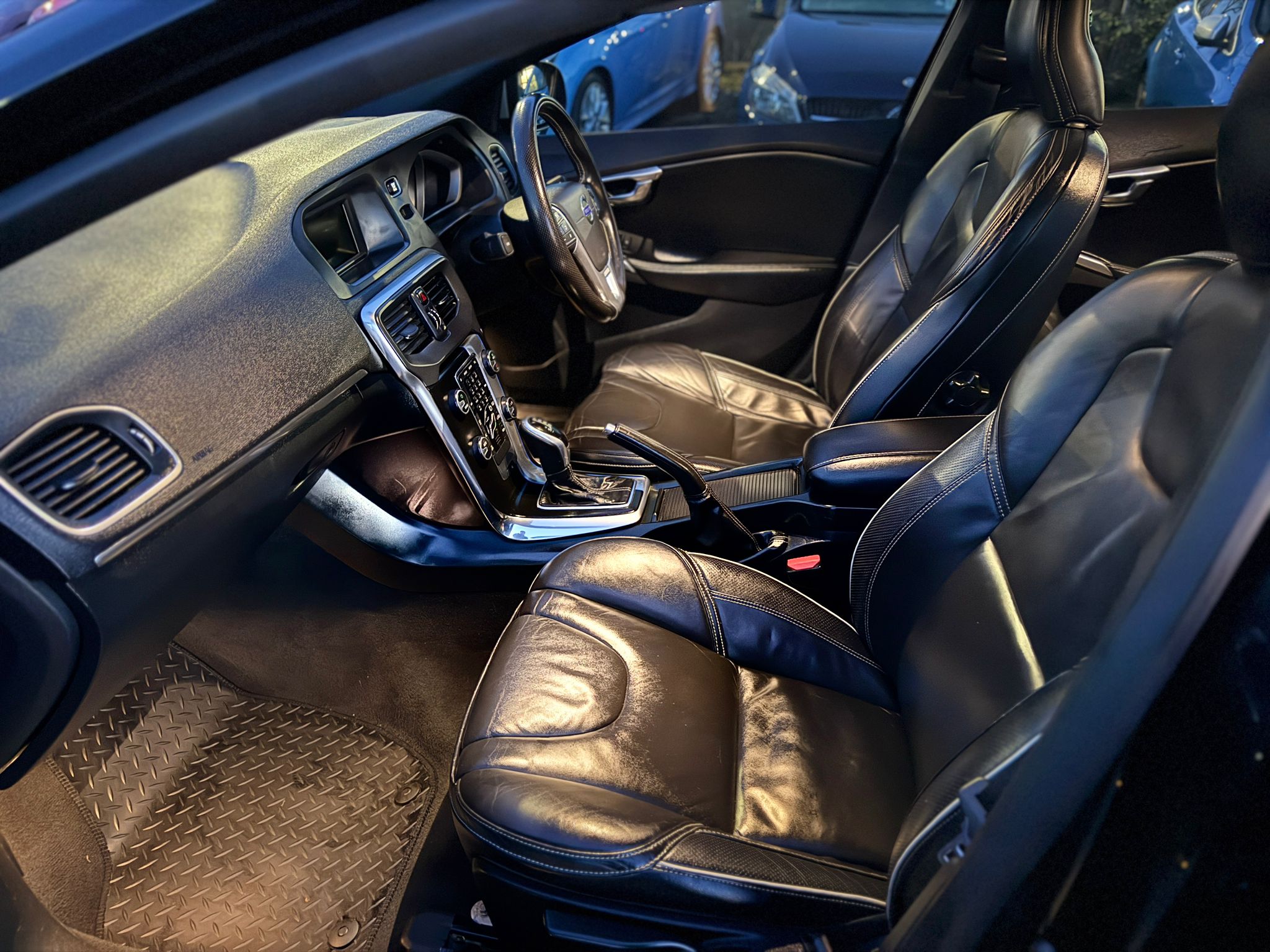 Volvo V40 R-Design Lux 2015 2.0 D2 R-Design Lux Automatic