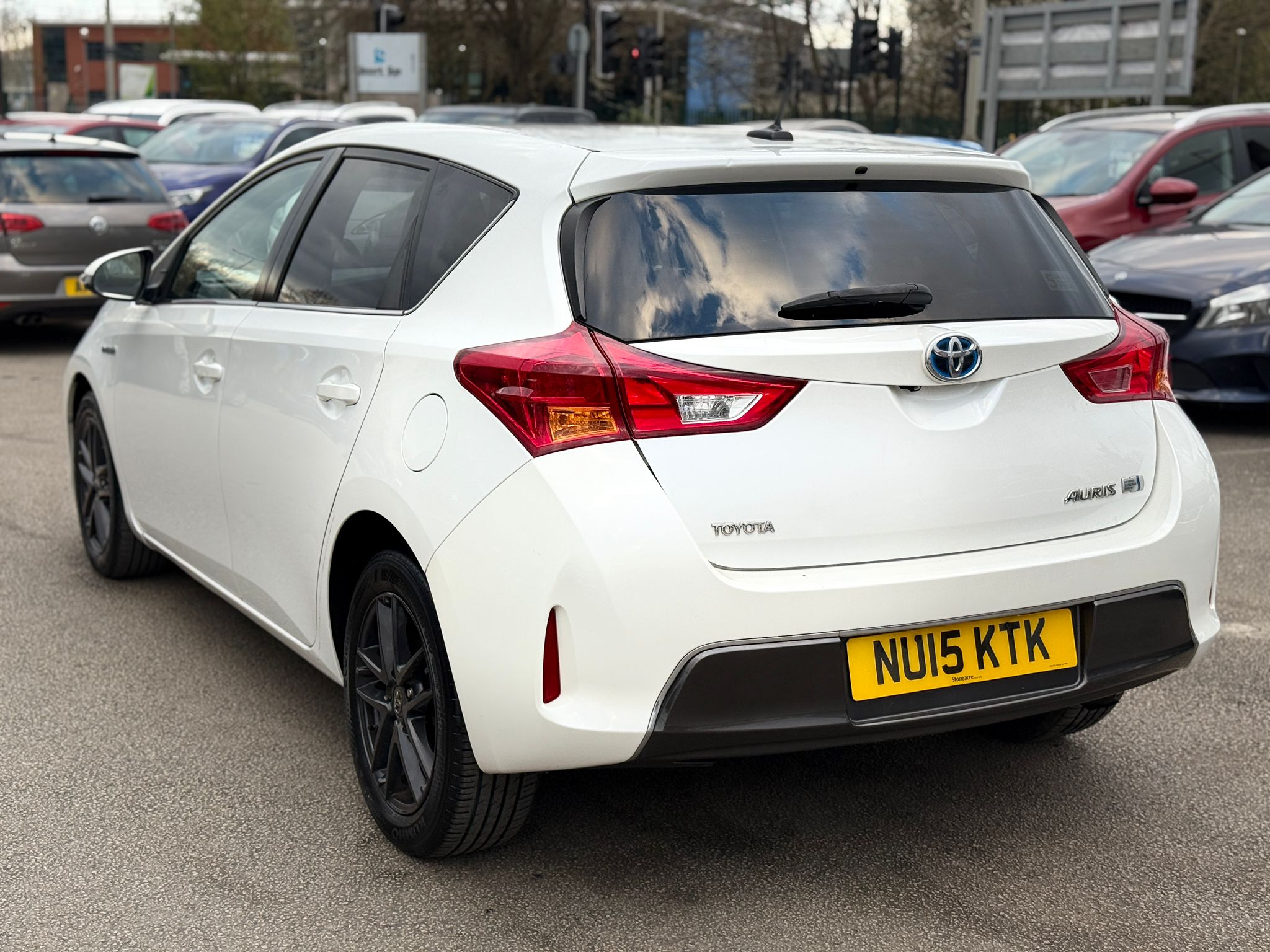 Toyota Auris Icon Plus 2015 1.8 VVT-h Icon Plus Hatchback Automatic