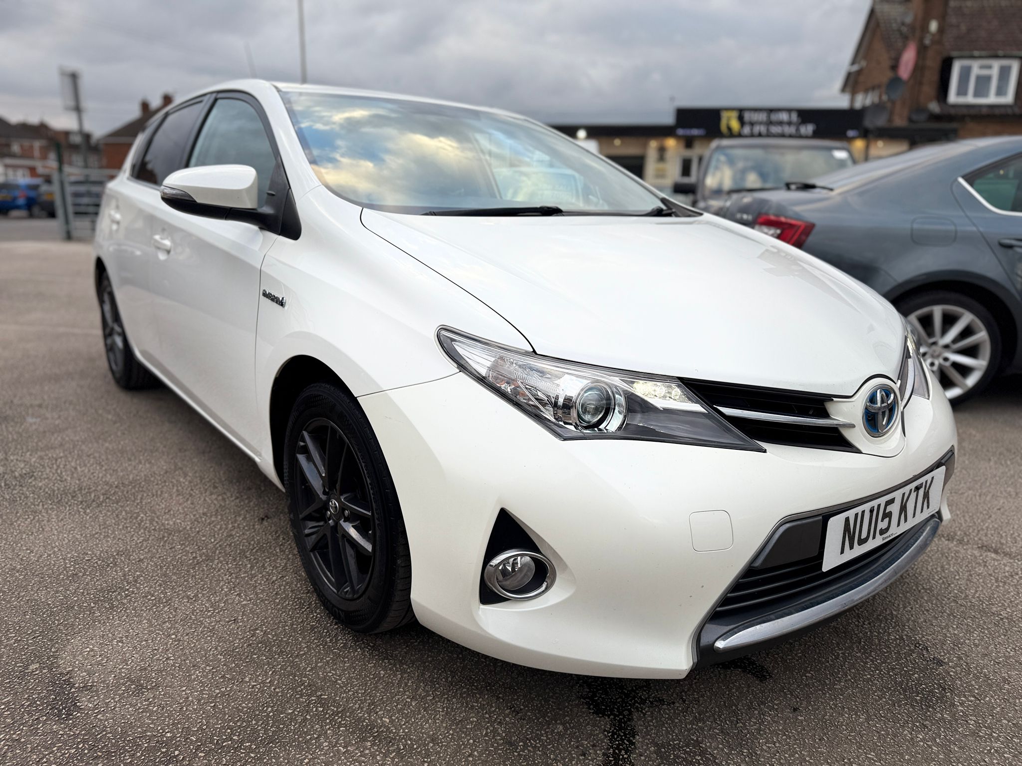 Toyota Auris Icon Plus 2015 1.8 VVT-h Icon Plus Hatchback Automatic