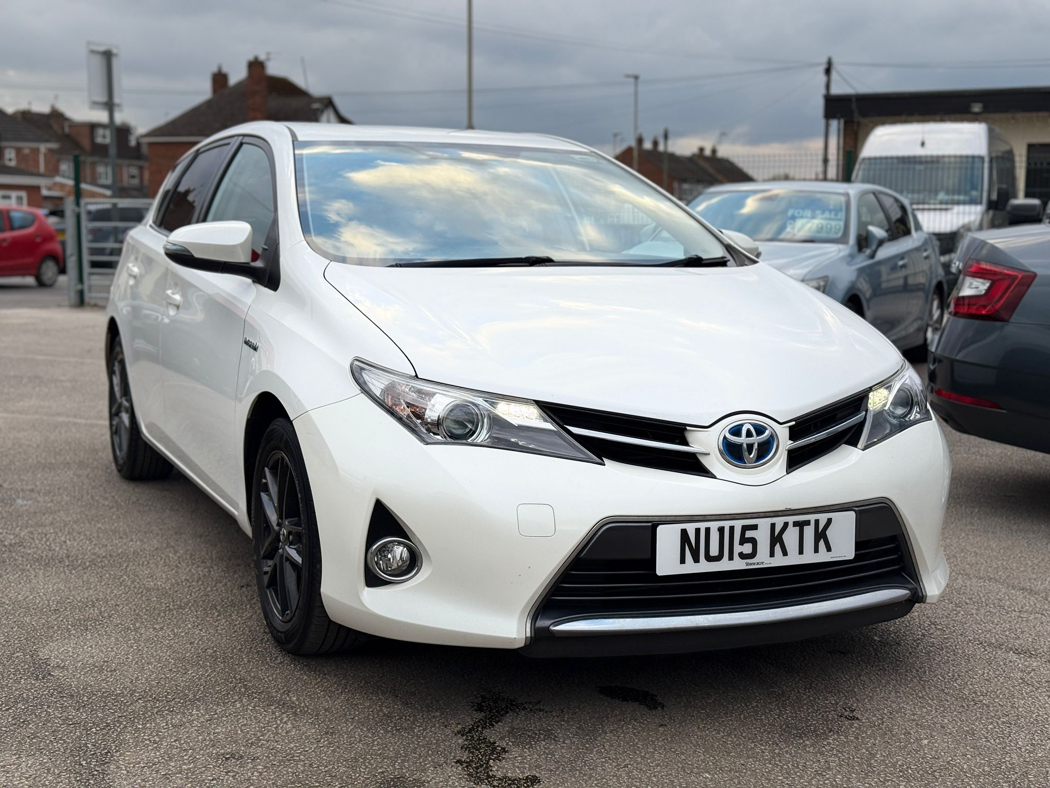 Toyota Auris Icon Plus 2015 1.8 VVT-h Icon Plus Hatchback Automatic