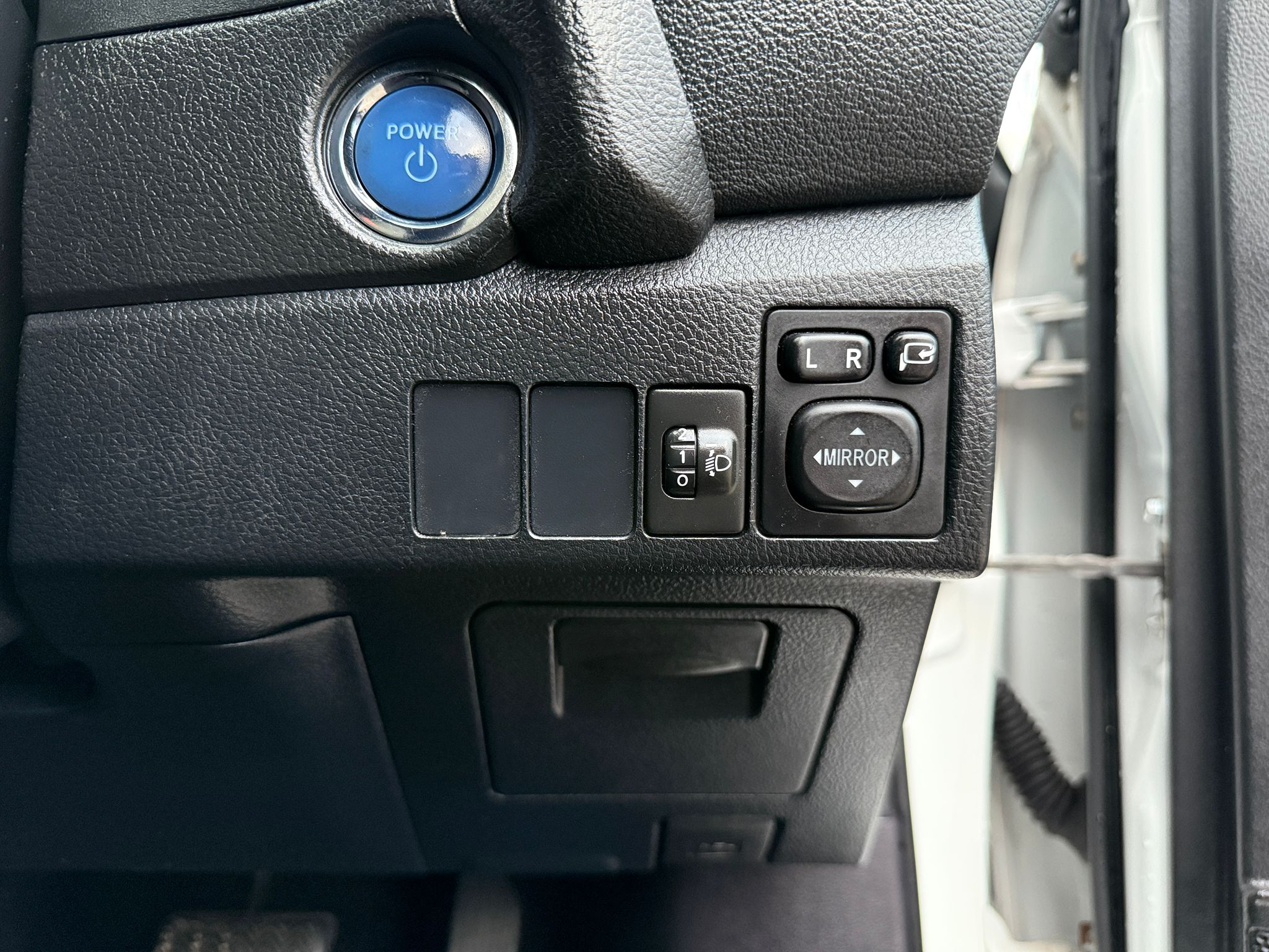 Toyota Auris Icon Plus 2015 1.8 VVT-h Icon Plus Hatchback Automatic