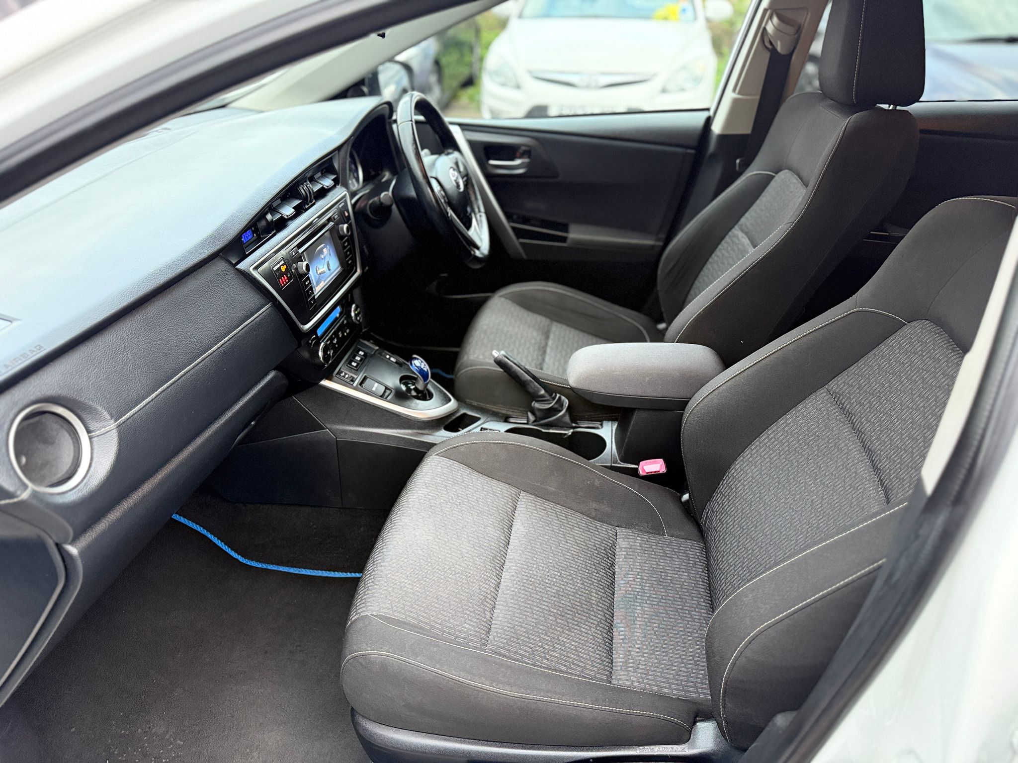 Toyota Auris Icon Plus 2015 1.8 VVT-h Icon Plus Hatchback Automatic