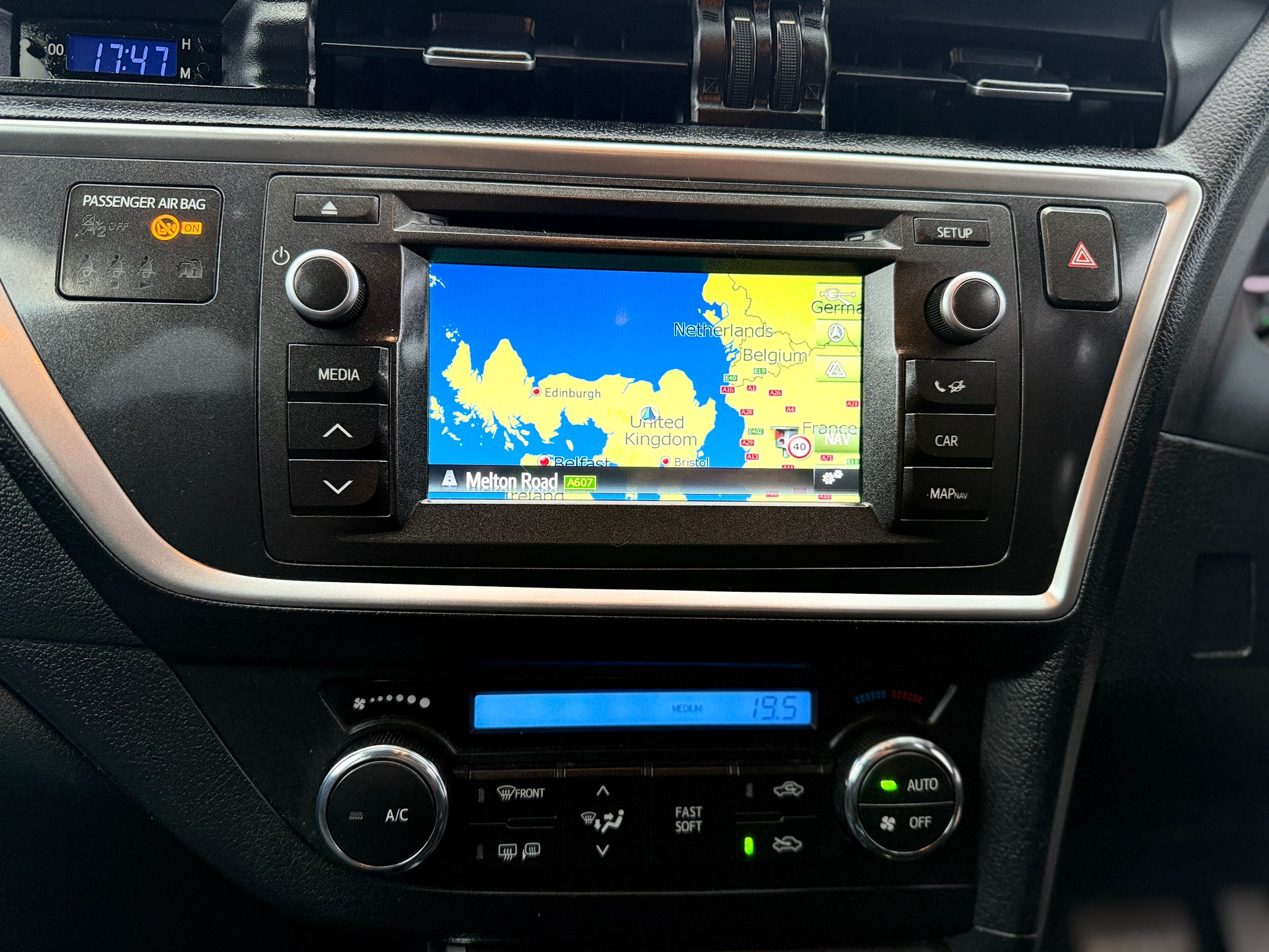 Toyota Auris Icon Plus 2015 1.8 VVT-h Icon Plus Hatchback Automatic