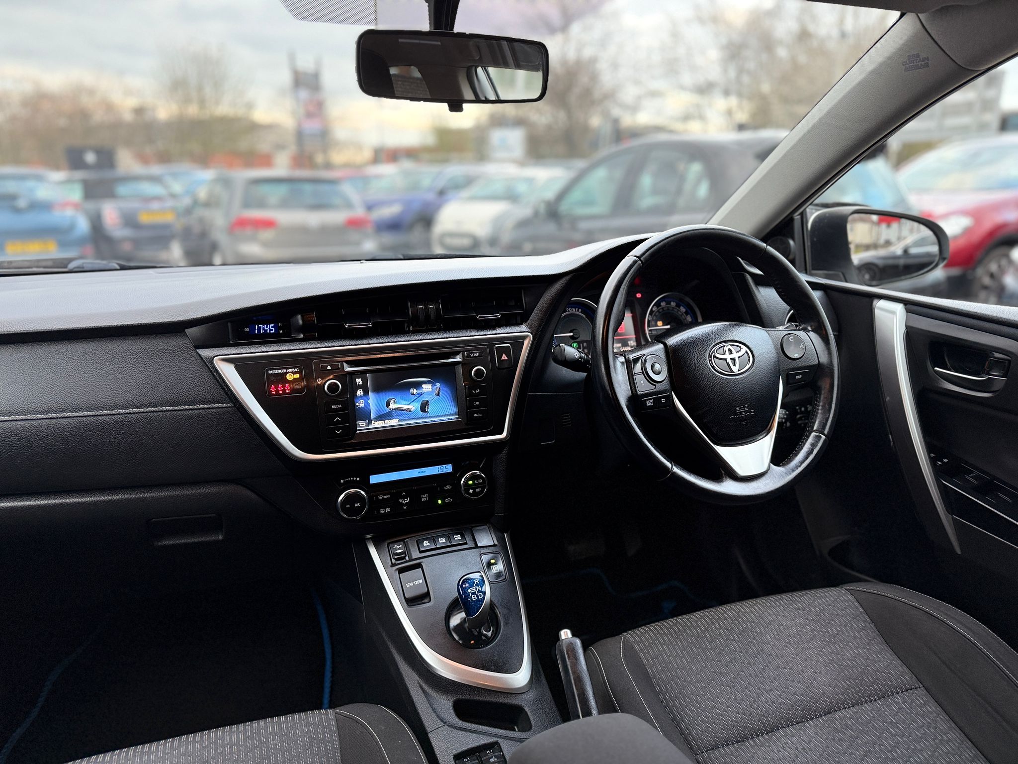 Toyota Auris Icon Plus 2015 1.8 VVT-h Icon Plus Hatchback Automatic