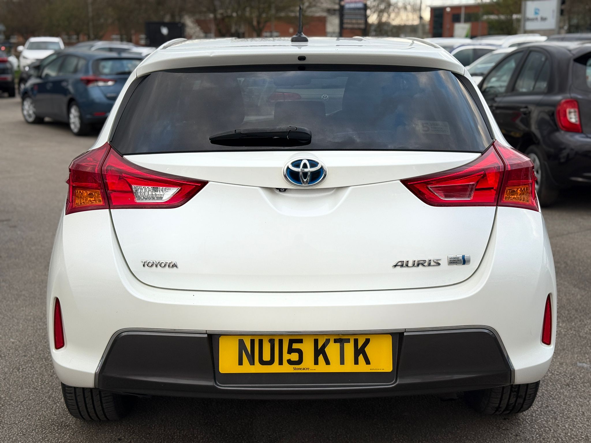 Toyota Auris Icon Plus 2015 1.8 VVT-h Icon Plus Hatchback Automatic