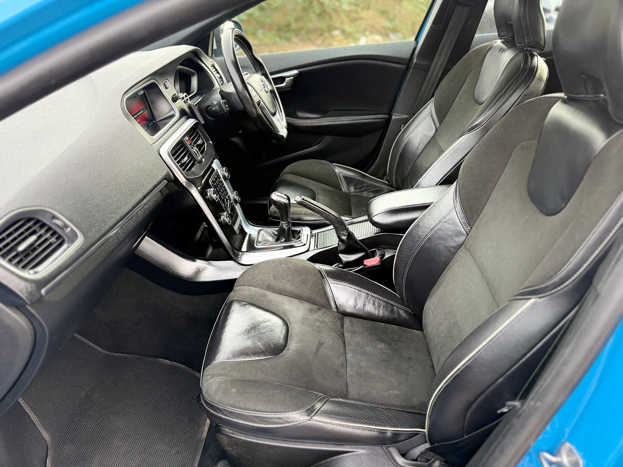 🇸🇪 2016 VOLVO V40 2.0 D2 R-DESIGN NAV