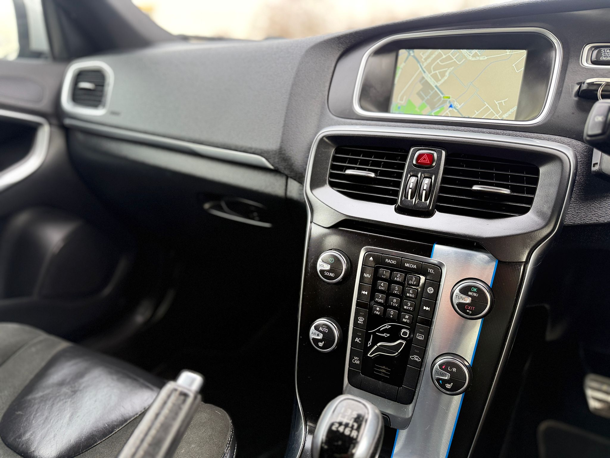 🇸🇪 2016 VOLVO V40 2.0 D2 R-DESIGN NAV
