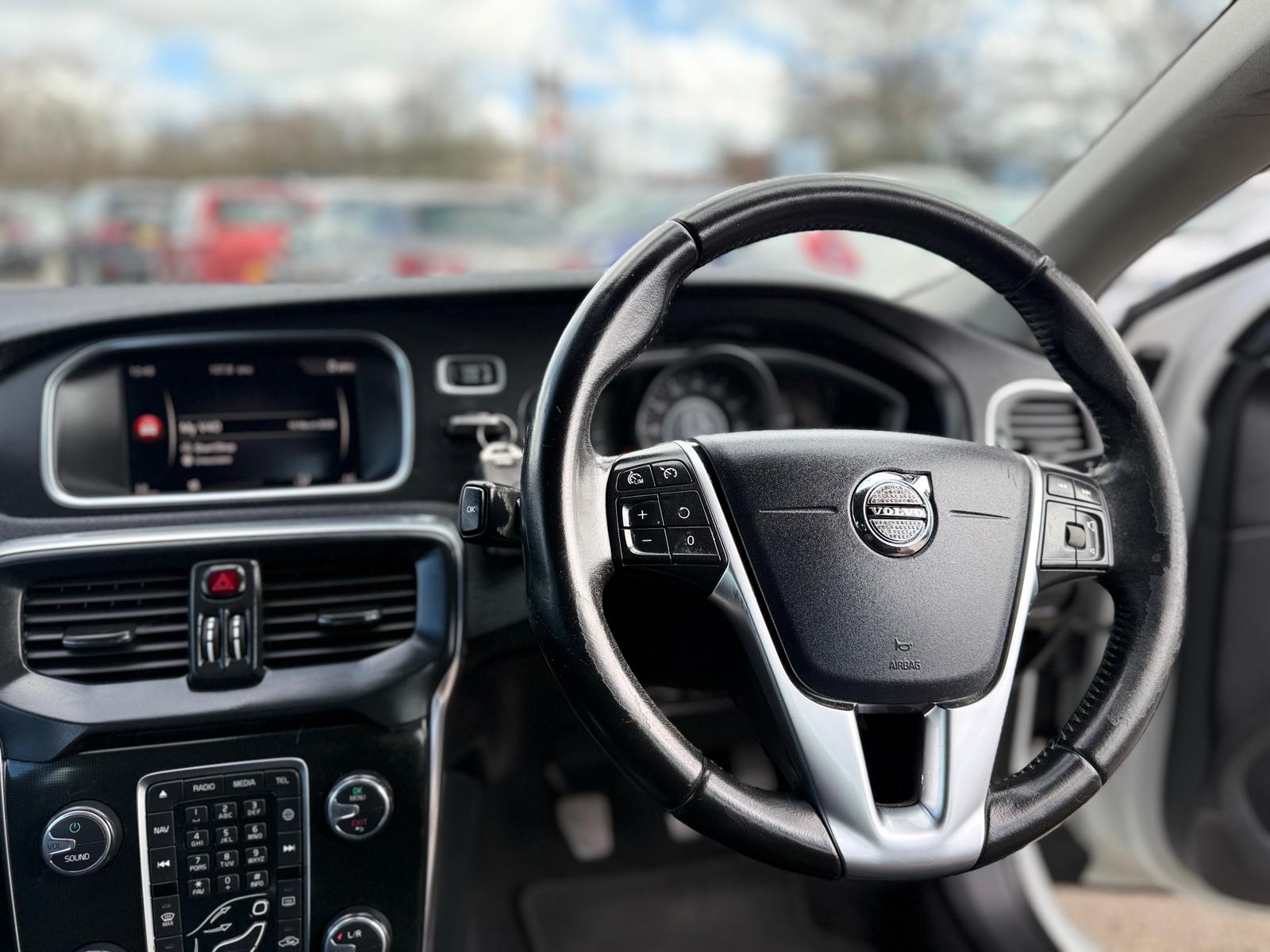 2017 VOLVO V40 2.0 D2 MOMENTUM NAV PLUS