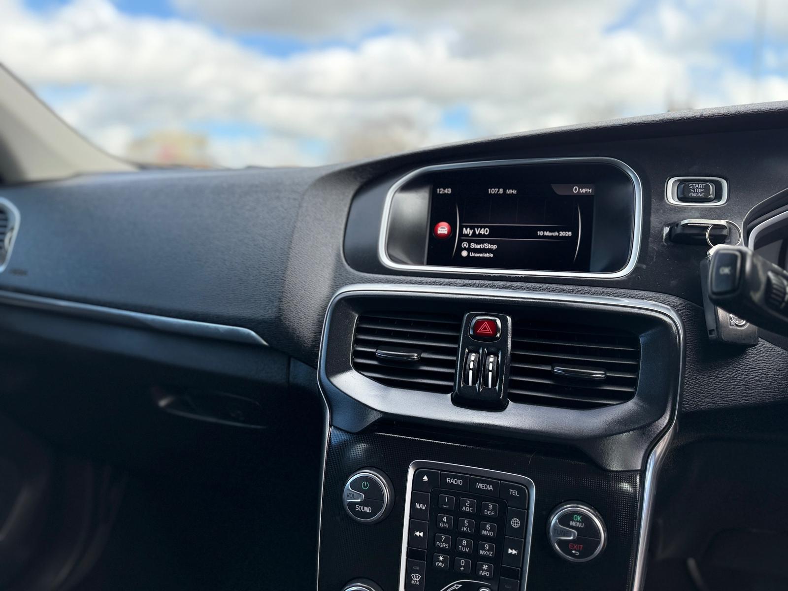 2017 VOLVO V40 2.0 D2 MOMENTUM NAV PLUS