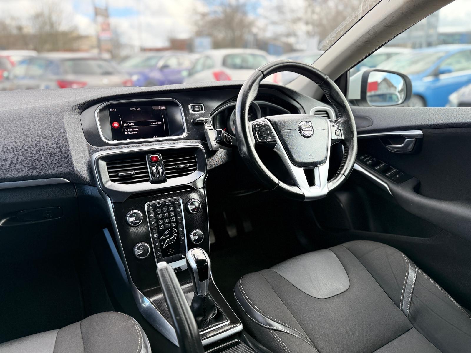 2017 VOLVO V40 2.0 D2 MOMENTUM NAV PLUS