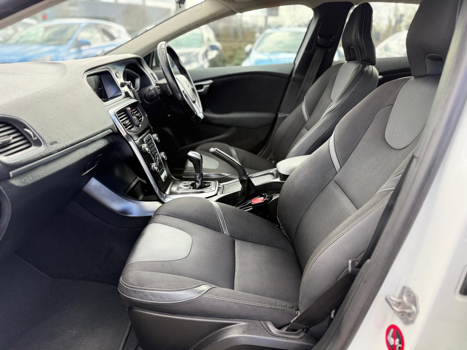 2017 VOLVO V40 2.0 D2 MOMENTUM NAV PLUS