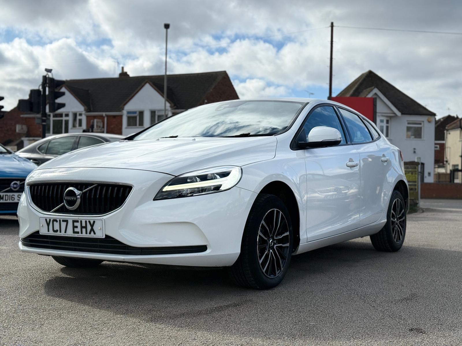 2017 VOLVO V40 2.0 D2 MOMENTUM NAV PLUS