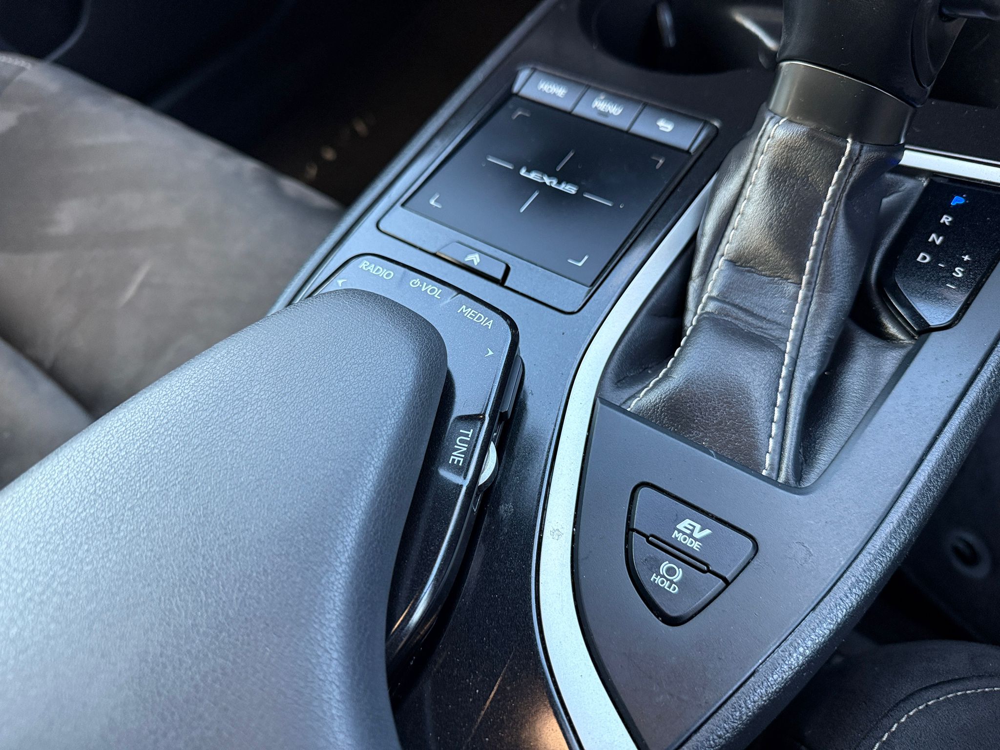 2020 LEXUS UX 250h 2.0 HYBRID (E-CVT)