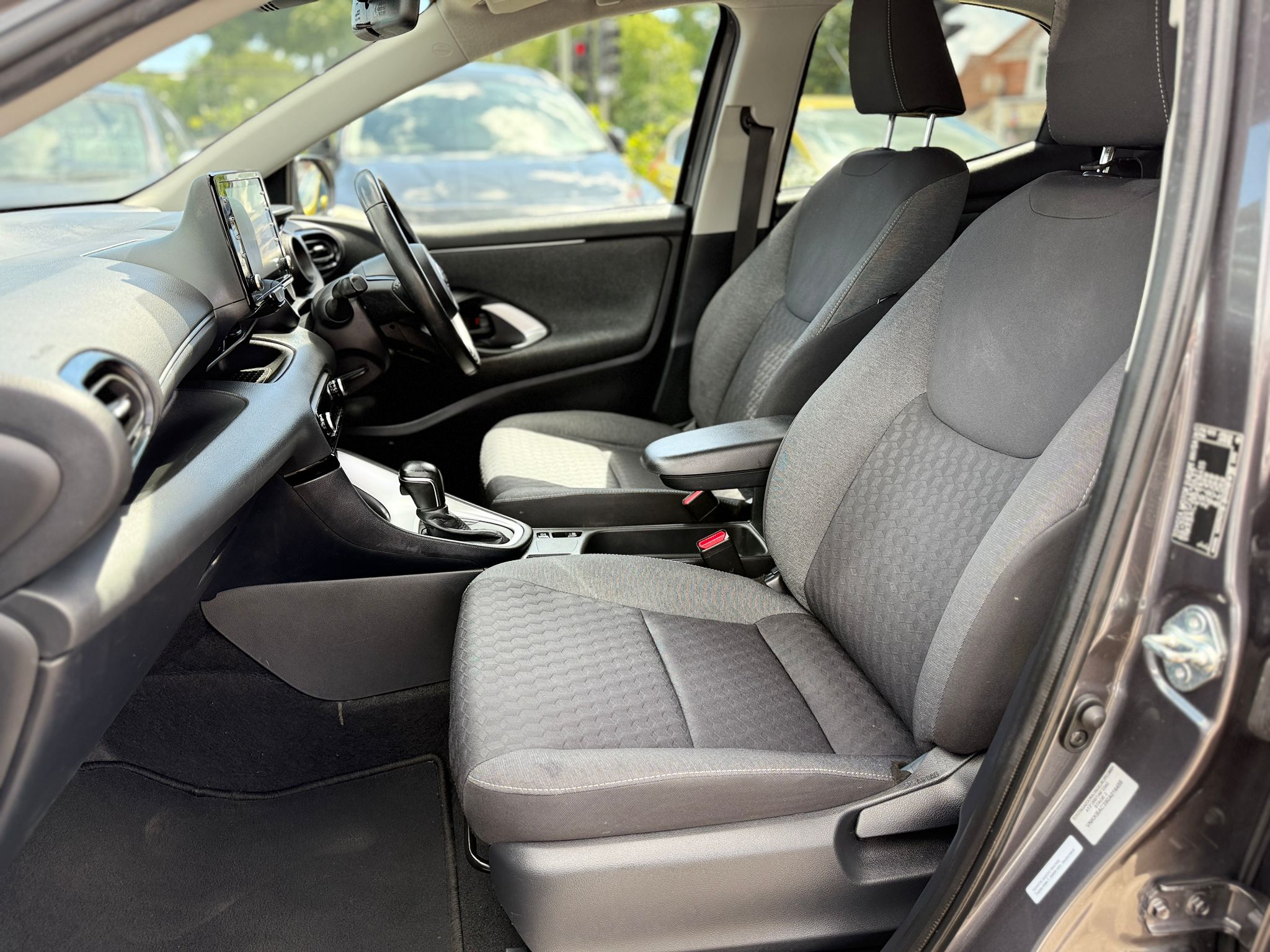 TOYOTA YARIS 1.5 VVT-h DESIGN 2012