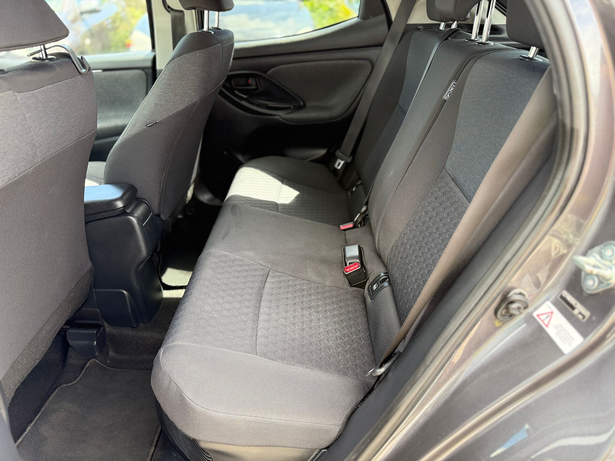TOYOTA YARIS 1.5 VVT-h DESIGN 2012