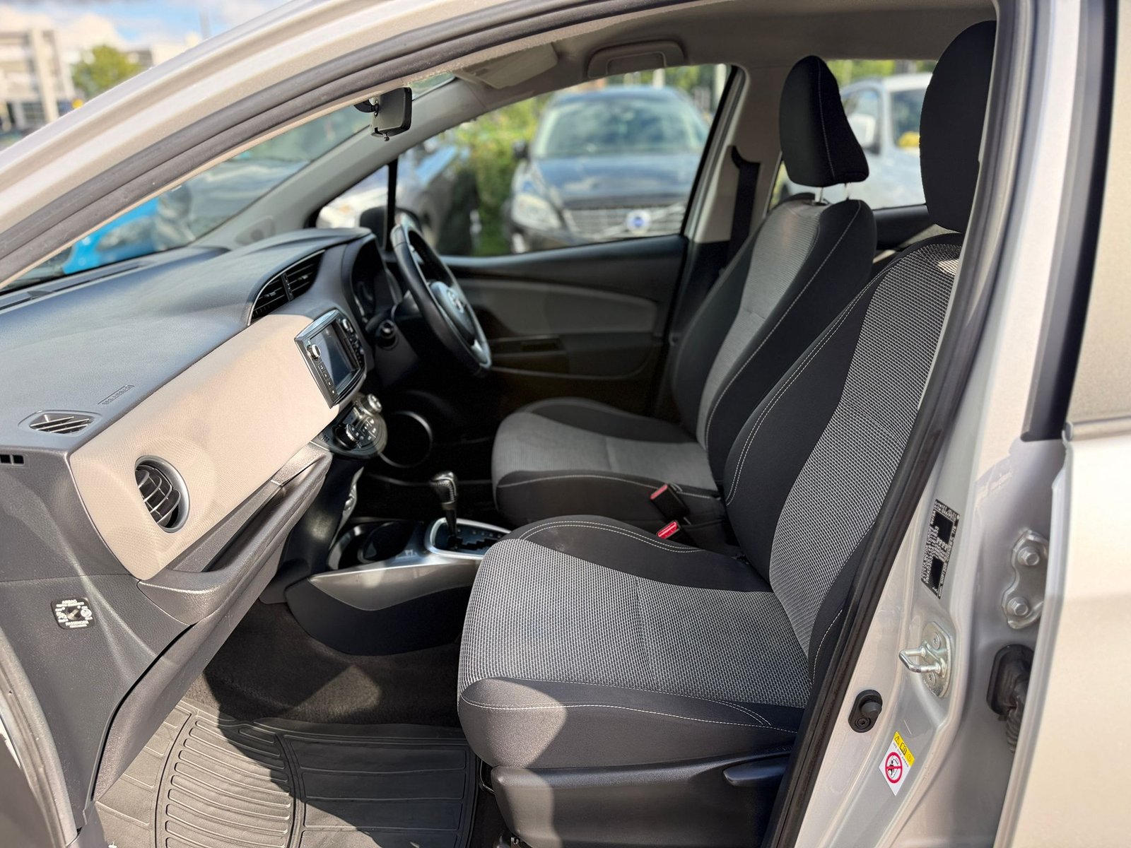 Toyota Yaris 1.5 VVT-h Icon 2015