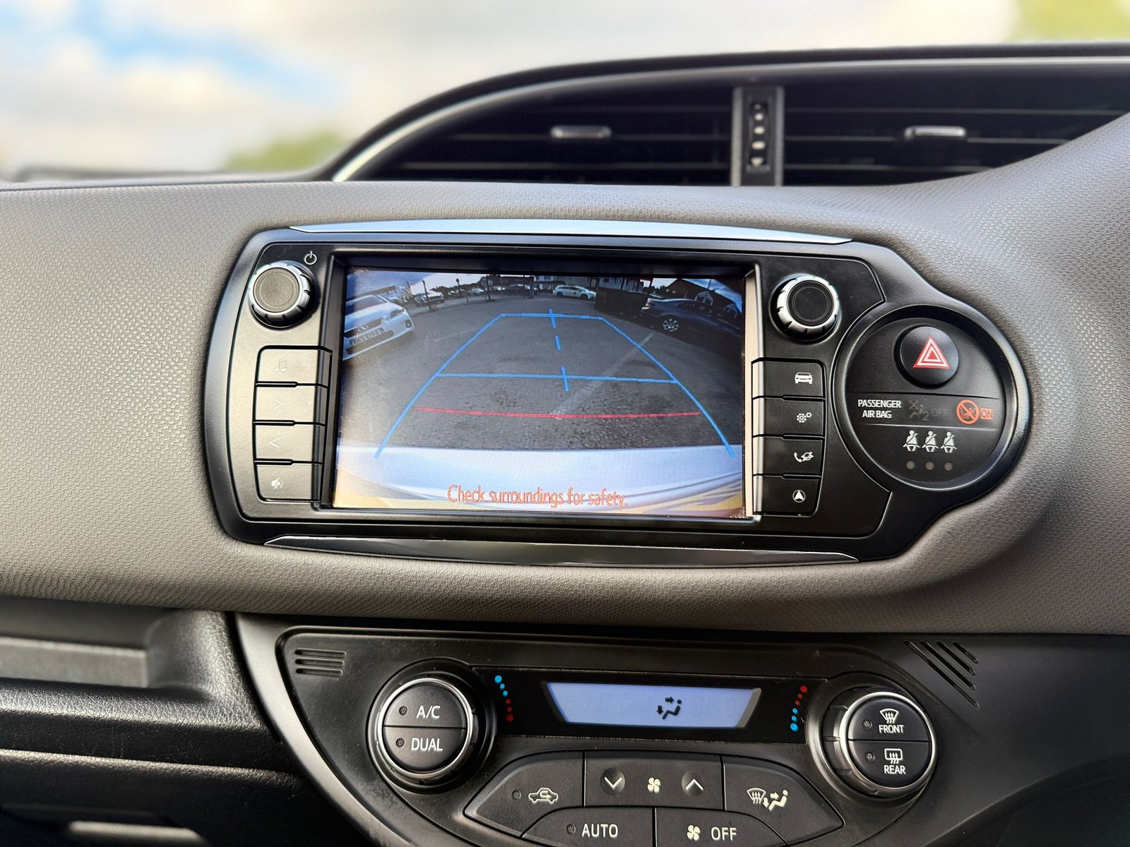 Toyota Yaris 1.5 VVT-h Icon 2015