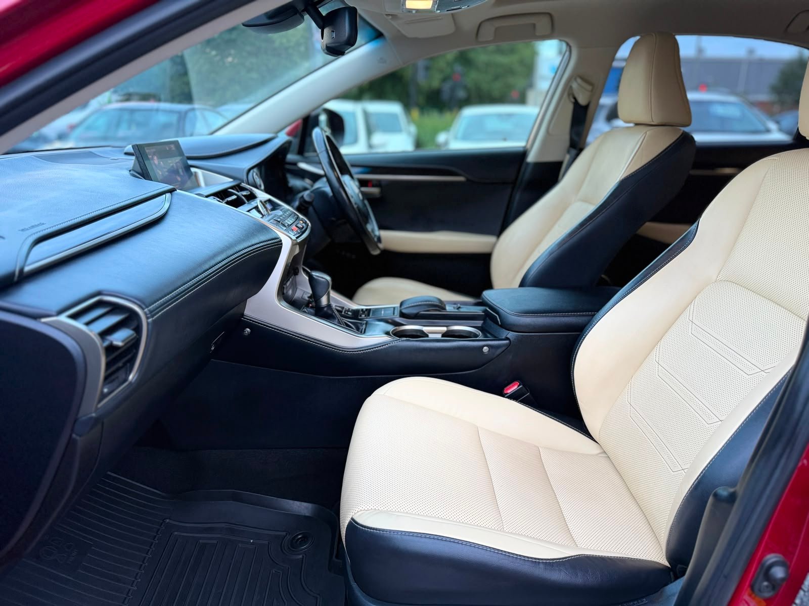 Lexus NX 300h 2.5 Premier E-CVT 4WD 2016