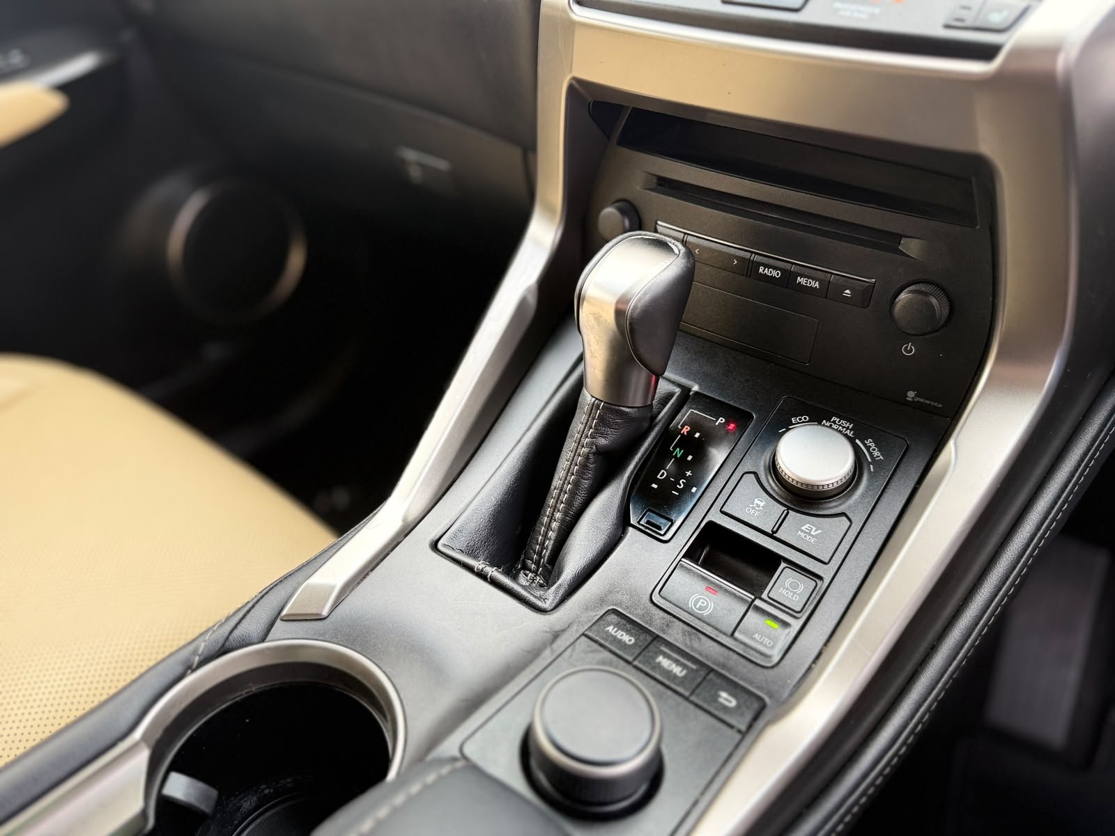 Lexus NX300H Luxury-2017