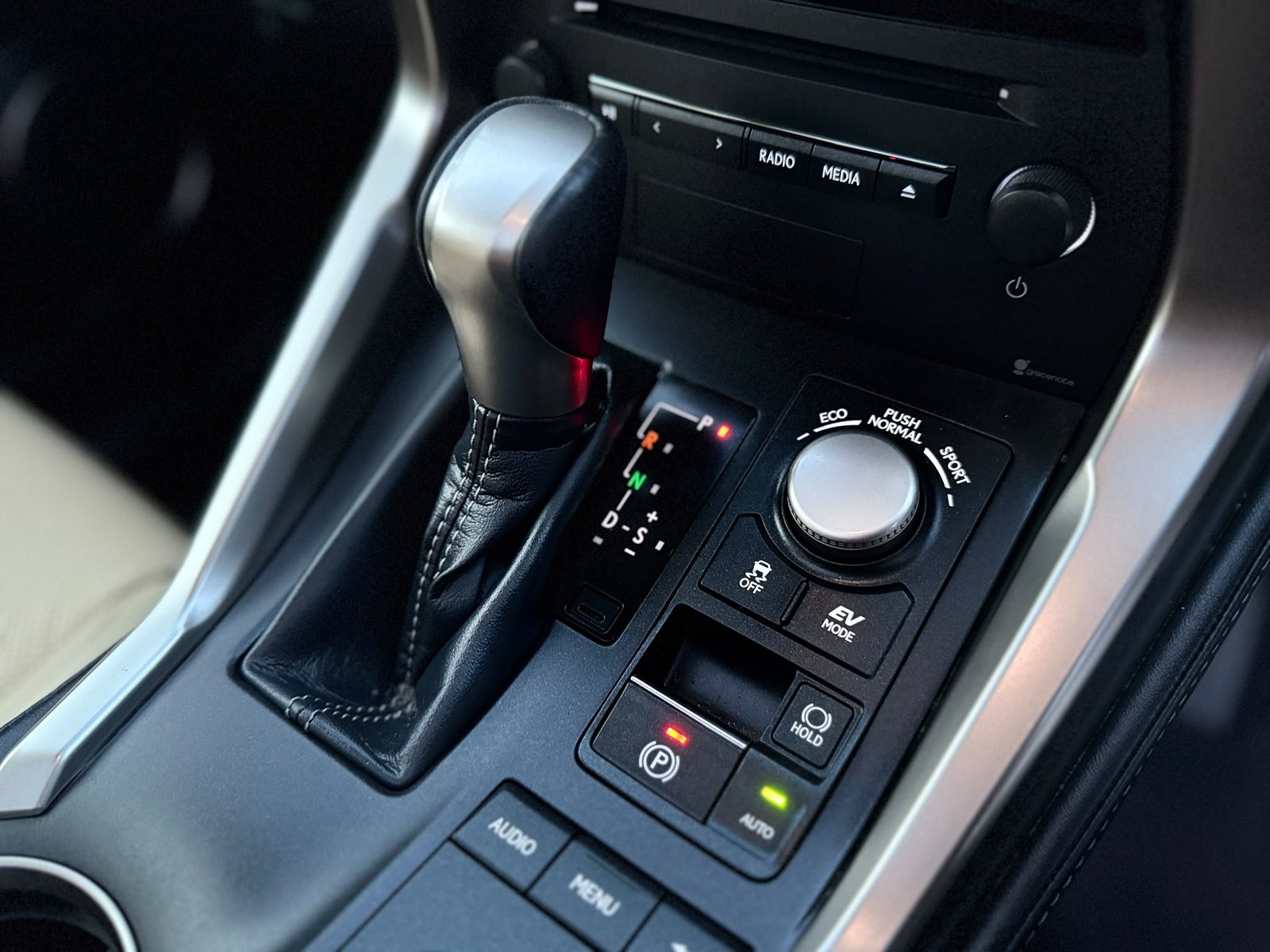 Lexus NX300h Luxury-2017