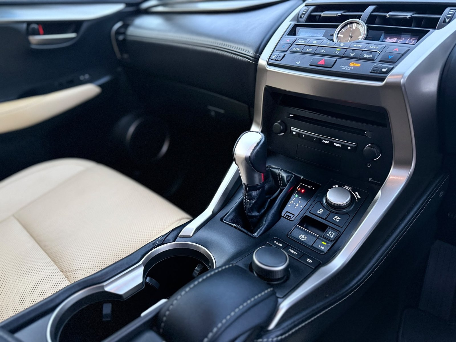 Lexus NX300h Luxury-2017